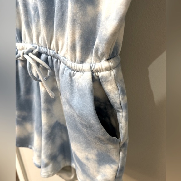 Gianni Bini Sky and White Romper 2 front pockets Tie waist & back closure size S - Picture 3 of 7